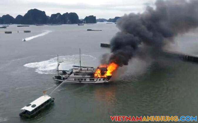 Hai tàu nghỉ đêm trên vịnh Hạ Long bốc cháy