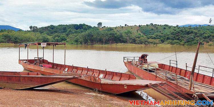 Hàng trăm hộ dân bị cấm qua sông thu hoạch nông sản