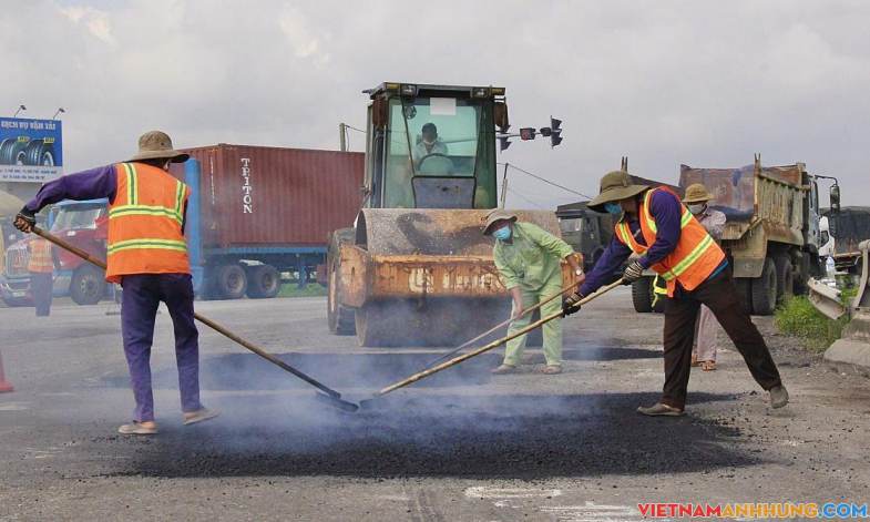 Hàng trăm người sửa quốc lộ 1 từ Quảng Ngãi đến Khánh Hòa