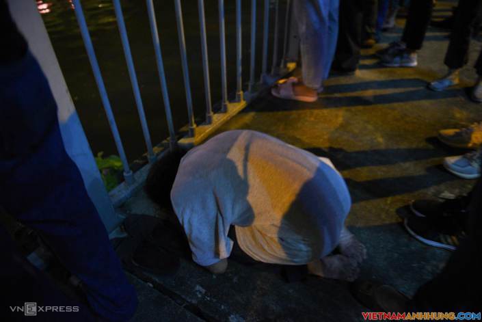 Hình ảnh xúc động đêm tưởng niệm nạn nhân Covid-19