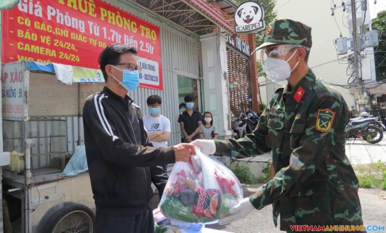 Hơn 10.000 người ở TP HCM mong được giúp lương thực