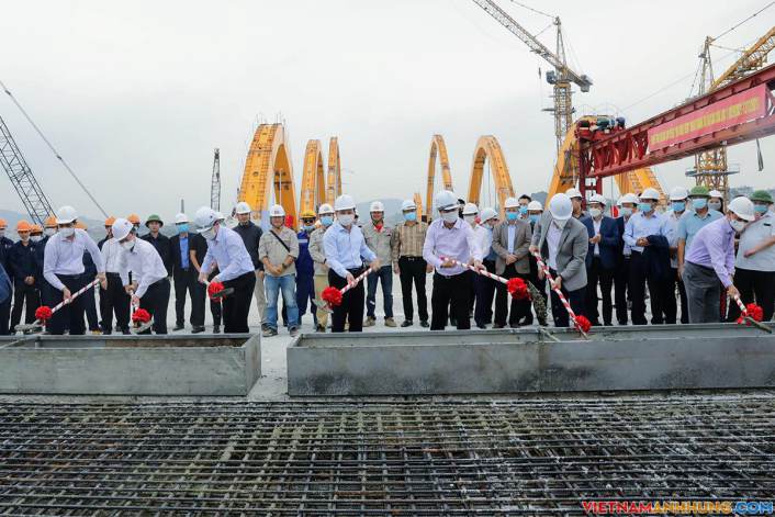 Hợp long cầu Cửa Lục 1