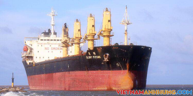 Hút 470 tấn dầu ra khỏi tàu hàng hỏng máy