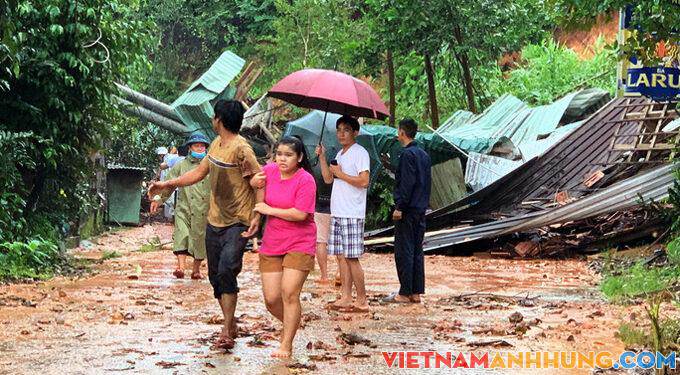 Lở núi, ba người thoát chết