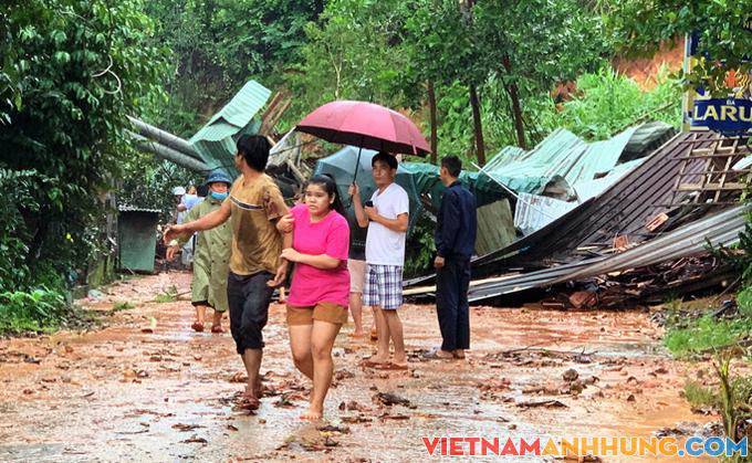 Lở núi, ba người thoát chết