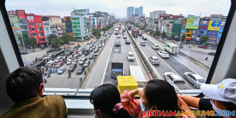 Người Hà Nội trải nghiệm tàu điện trên cao
