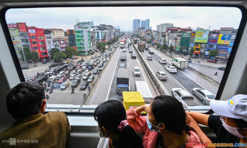 Người Hà Nội trải nghiệm tàu điện trên cao