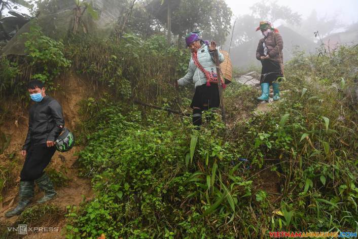 Người dân Sa Pa đi tiêm vaccine trong mưa rét