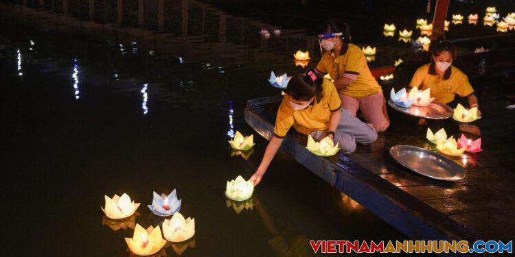 Người dân thả hoa đăng tưởng nhớ nạn nhân Covid-19