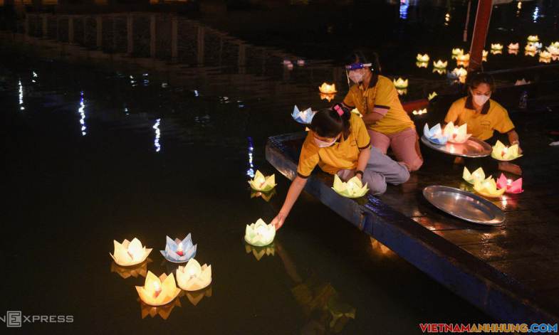 Người dân thả hoa đăng tưởng nhớ nạn nhân Covid-19