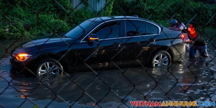 Nhà ngập, ôtô chết máy trong triều cường ở Sài Gòn