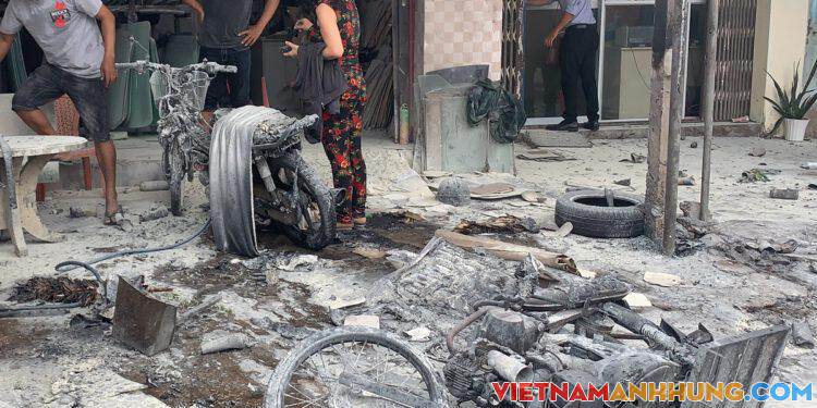 Nhiều bình gas văng xuống đường làm ba xe máy bốc cháy