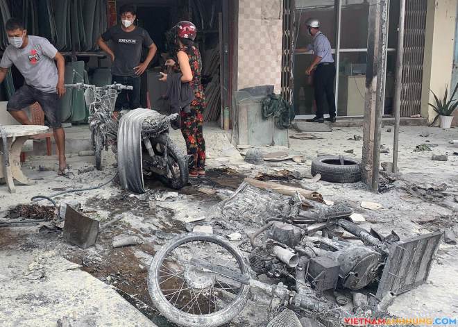 Nhiều bình gas văng xuống đường làm ba xe máy bốc cháy