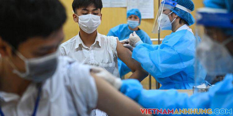 Những học sinh Hà Nội đầu tiên tiêm vaccine Covid-19
