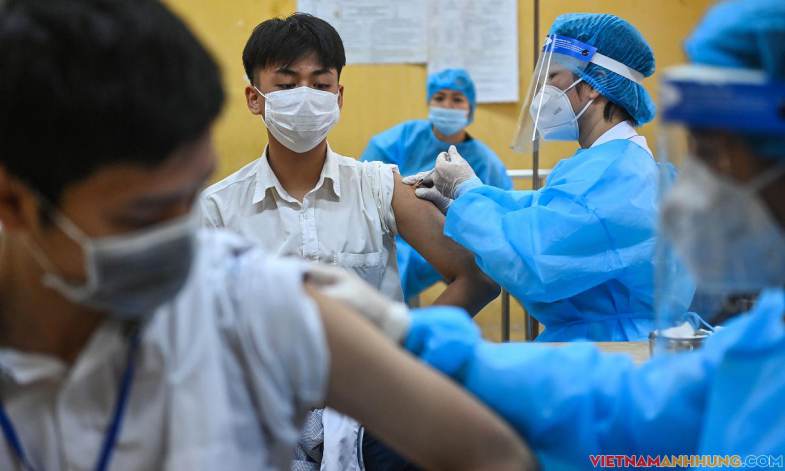 Những học sinh Hà Nội đầu tiên tiêm vaccine Covid-19