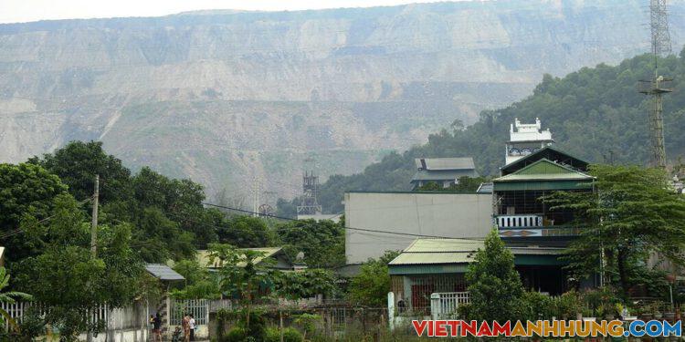 Những quả núi bãi thải than bủa vây khu dân cư