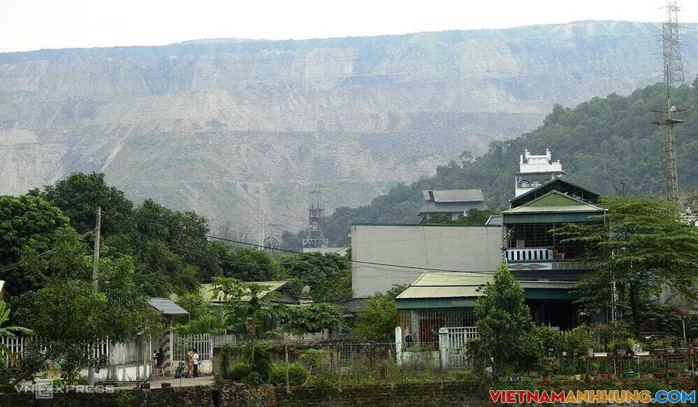 Những quả núi bãi thải than bủa vây khu dân cư