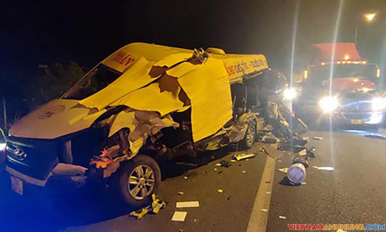 Ôtô khách tông xe container trên cao tốc, một người tử vong