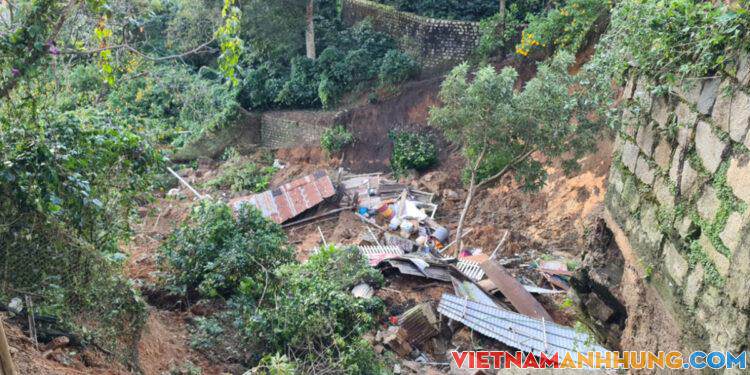 Sạt lở vùi lấp căn nhà ở Đà Lạt