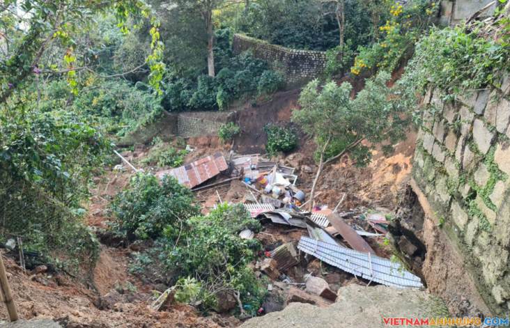 Sạt lở vùi lấp căn nhà ở Đà Lạt