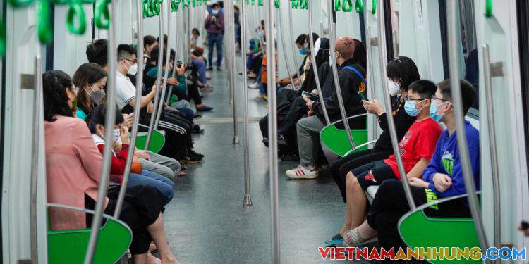 Tàu Cát Linh – Hà Đông vắng khách ngày đầu bán vé