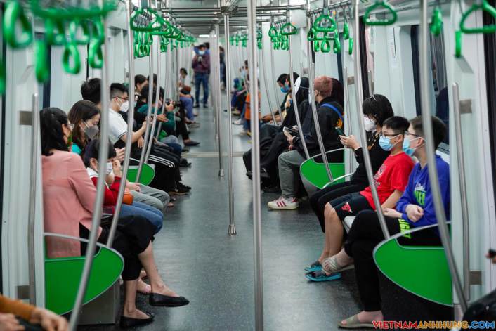 Tàu Cát Linh – Hà Đông vắng khách ngày đầu bán vé