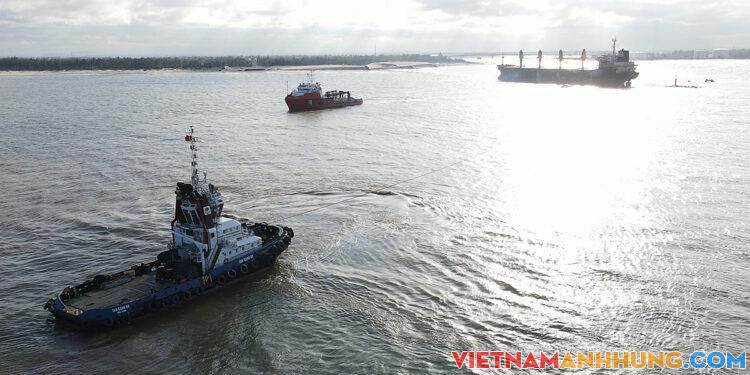 Tàu hàng 28.000 tấn được kéo khỏi bãi cạn