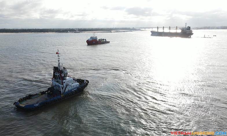 Tàu hàng 28.000 tấn được kéo khỏi bãi cạn