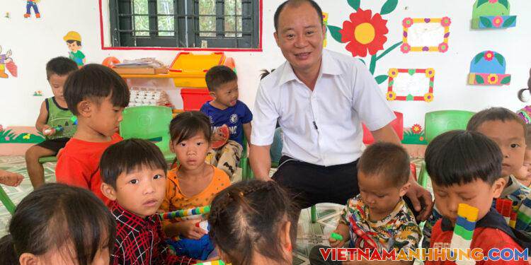 Thầy giáo mầm non duy nhất ở Mường Nhé