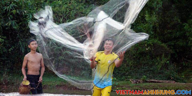 Thầy trò vùng cao quăng chài bắt cá