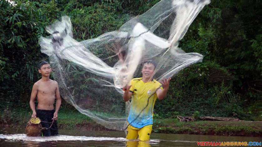 Thầy trò vùng cao quăng chài bắt cá