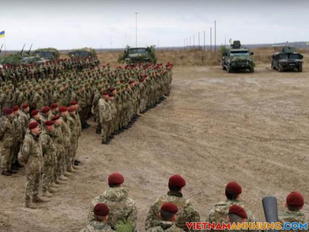 Ukraine tập trận bắn đạn thật gần biên giới Belarus