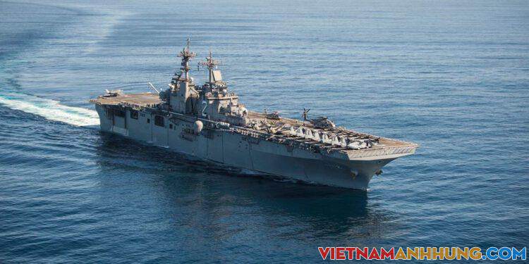 Video trực thăng Iran ‘vờn’ tàu đổ bộ tấn công Mỹ ở khoảng cách 23 m