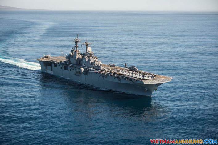 Video trực thăng Iran ‘vờn’ tàu đổ bộ tấn công Mỹ ở khoảng cách 23 m