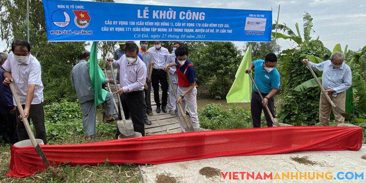 Xây cầu nông thôn tặng người dân vùng sâu Cần Thơ