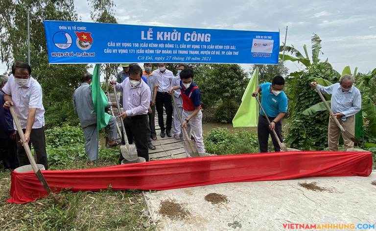 Xây cầu nông thôn tặng người dân vùng sâu Cần Thơ