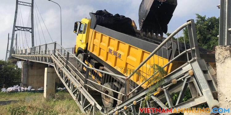 Xe chở quá tải làm sập cầu dây văng