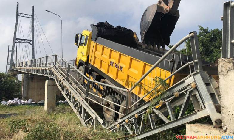 Xe chở quá tải làm sập cầu dây văng