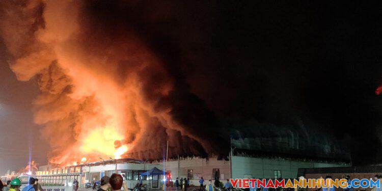 Xưởng nhựa 10.000 m2 cháy ngùn ngụt