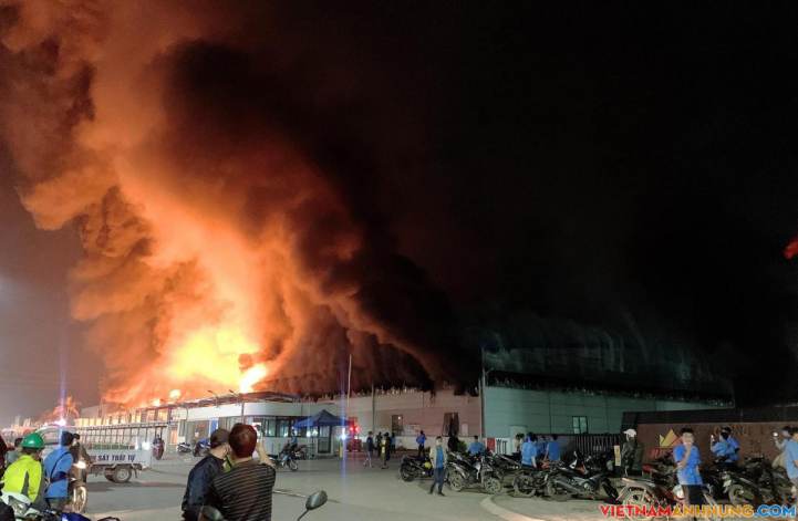 Xưởng nhựa 10.000 m2 cháy ngùn ngụt