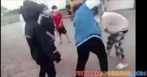 Nhiều người chứng kiến 2 nữ sinh bị đánh đập bạn nhưng không can ngăn