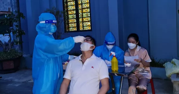 Điều trị tại bệnh viện về, test nhanh hai vợ chồng dương tính SARS-CoV-2