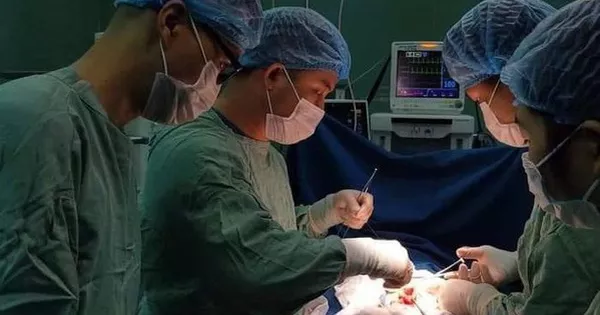 Phẫu thuật lấy gần nửa kg tóc trong dạ dày bé gái 7 tuổi