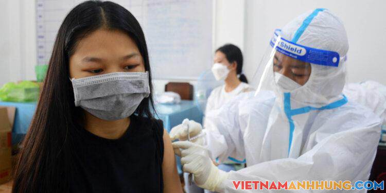 Những trẻ từ 12-17 tuổi đầu tiên tiêm vaccine phòng Covid-19