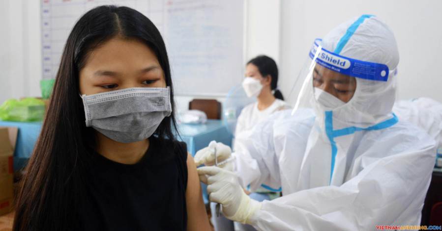 Những trẻ từ 12-17 tuổi đầu tiên tiêm vaccine phòng Covid-19