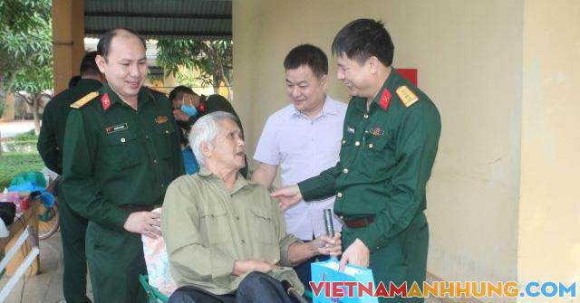 Tặng quà Tết người có công dịp Tết Nhâm Dần 2022