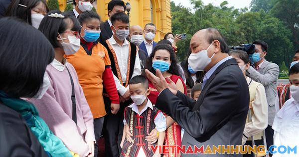 Xúc động cuộc gặp của Chủ tịch nước với trẻ nhỏ khuyết tật vượt lên số phận