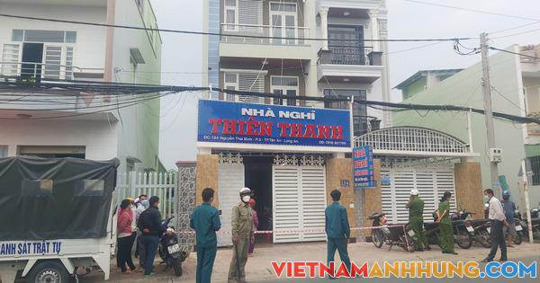 CLIP: Nghi án chồng giết vợ trong nhà nghỉ rồi tự tử, bỏ lại con 5 tuổi