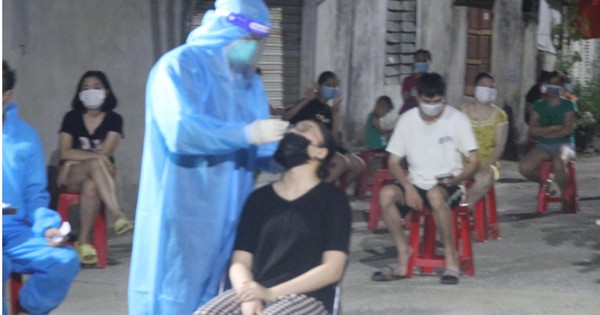 Họp khẩn trong đêm khi xuất hiện ổ dịch Covid-19 liên quan đến nhiều học sinh, giáo viên