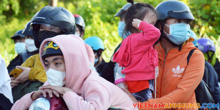 Hàng chục ngàn lao động về quê, nhiều người phải làm việc tạm bợ để sống qua ngày